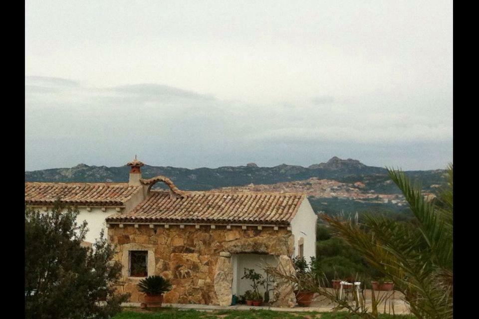 Lu Cuccumiau Country B&B Arzachena Bagian luar foto